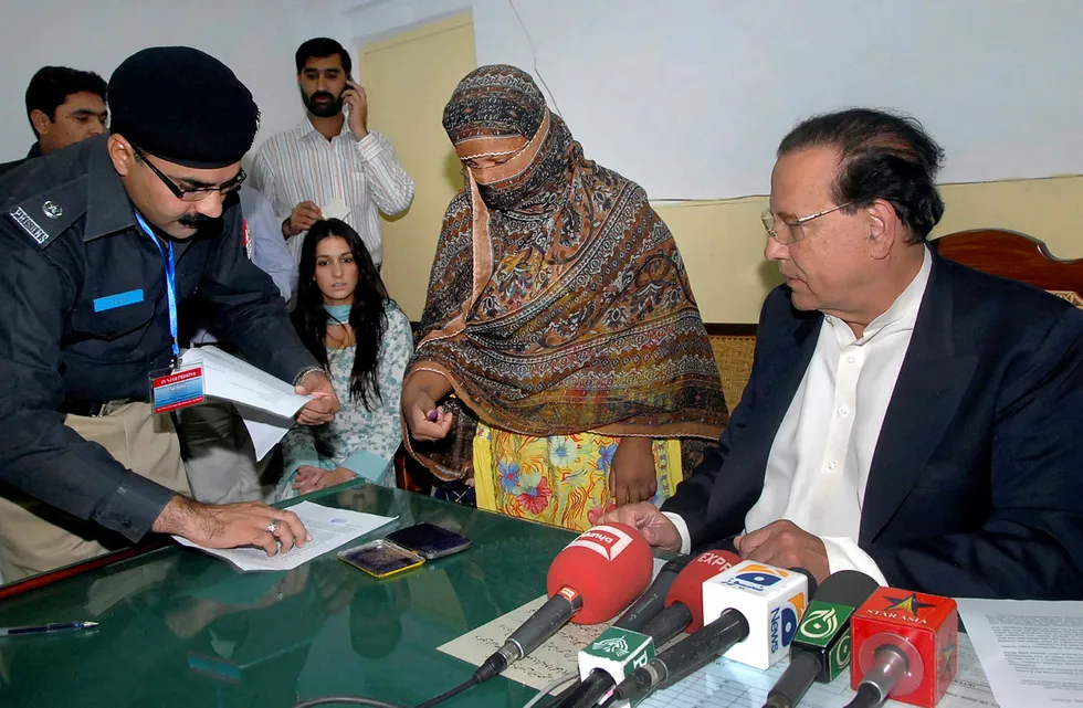 Det er helt uklart hva som kommer til å skje med Asia Bibi. Advokaten hennes har flyktet fra landet. Mange land har allerede tilbudt seg å ta imot Asia Bibi, men i Pakistan har hun blitt et så sterkt symbol og gjenstand for politiske forhandlinger, at det kan hende hun aldri får reise ut av landet. Her tar Asia Bibi fingeravtrykk hos politiet.