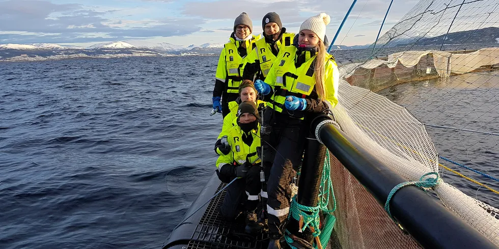 Havbruksnæringen vil kreve et betydelig antall nye folk i årene fremover. Her er studenter fra Biomarin innovasjon i praksis og på atlanterhavsparken i Ålesund.