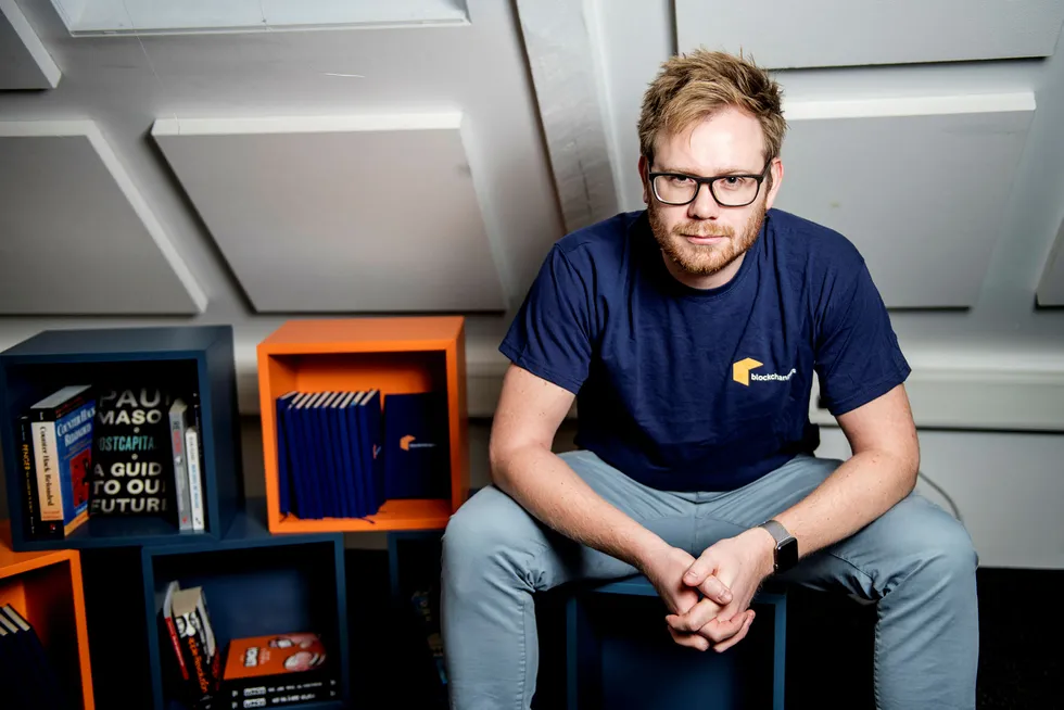 Jon Ramvi har allerede fått påmeldinger fra DNB, Visma og Skatteetaten til arrangementet Oslo Blockchain Day, men Facebook blokkerer alle hans forsøk på å markedsføre konferansen. Foto: Fartein Rudjord