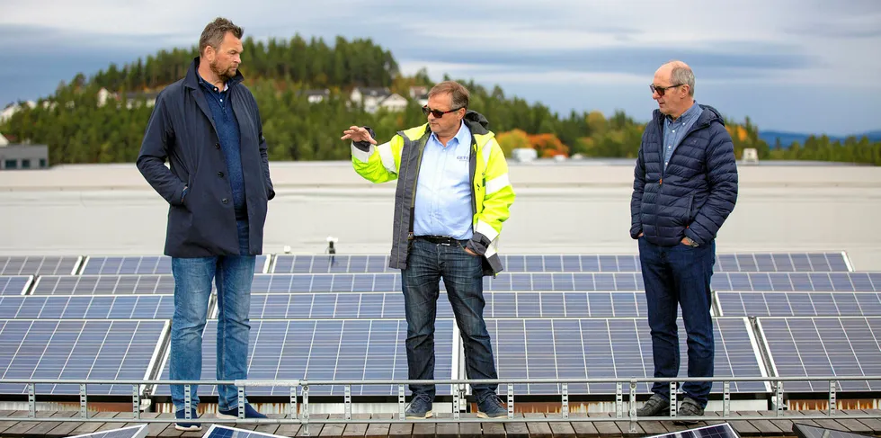 FosenKraft Energi AS ved konsernsjef Arnt Solem(t.v.) og Fjeldseth AS ved administrerende direktør John Waatsveen(t.h.) går nå inn med tunge investeringer i solcelleselskapet Getek der Morten Gaustad(midten) er daglig leder. – Nå er vi rigget for vekst, sier Gaustad som har 35 års erfaring innen solcelle-markedet.