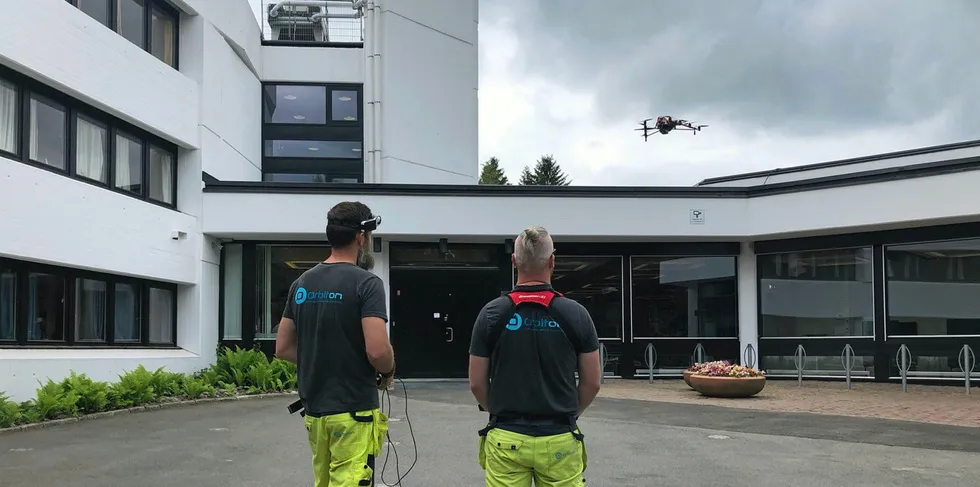 Her blir Riksarkivet i Oslo inspisert med drone.