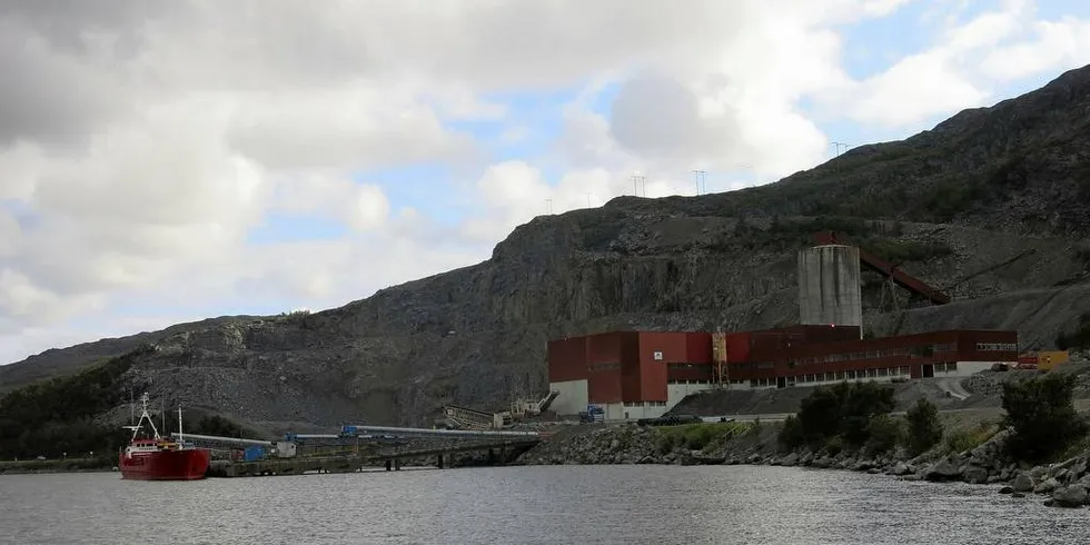 PLANER OM GRUVEDRIFT: Repparfjorden i Vest-Finnmark. Her har gruveselskapet Nussir konkrete planer om gruvedrift om selskapet får driftskonsesjon. Stortinget har sagt nei til ny behandling av utslippstillatelse fra en framtidig gruvedrift både i Repparfjorden og i Førdefjorden.Foto: Agnar Berg