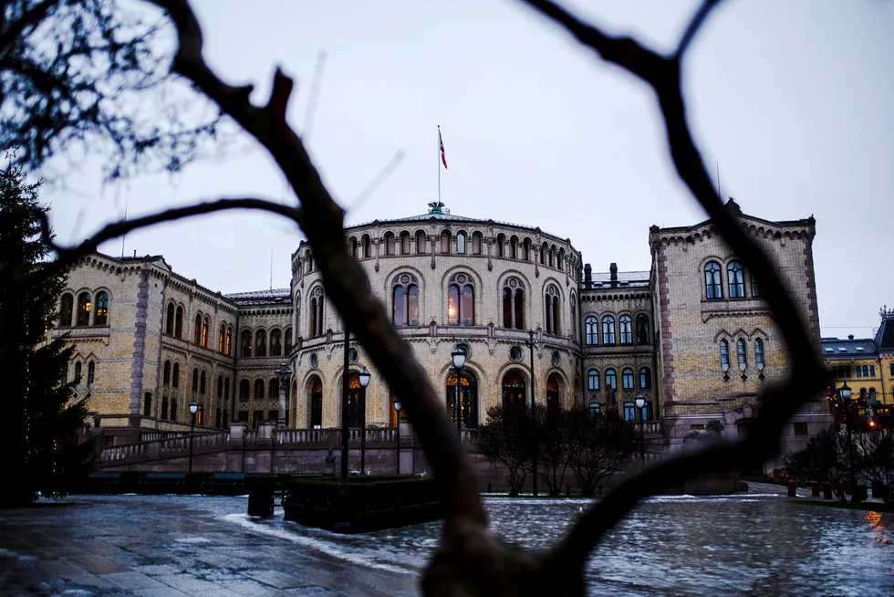 Forslag om å utrede kjernekraft ble nedstemt i Stortinget så sent som i april i år, skriver artikkelforfatterne.