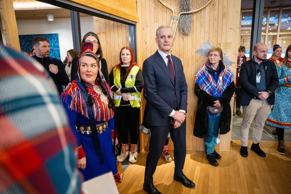 Markering mot Fosen-vindkraft inne i Sametinget torsdag, før statsministeren skulle tale. Sametingspresiden Silje Karine Muotka (til høyre).