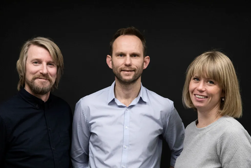 DNs biljournalist Embret Sæter finner frem til avgiftsvinnerne i statsbudsjettet sammen med Bård Bjerkholt og Marte Ramuz Eriksen. Foto: Jan Johannessen