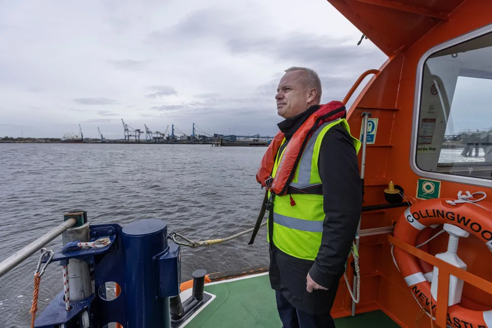 Equinor-sjef Anders Opedal besøker her basen for Dogger Bank-utbyggingen utenfor Newcastle, nordøst i England.