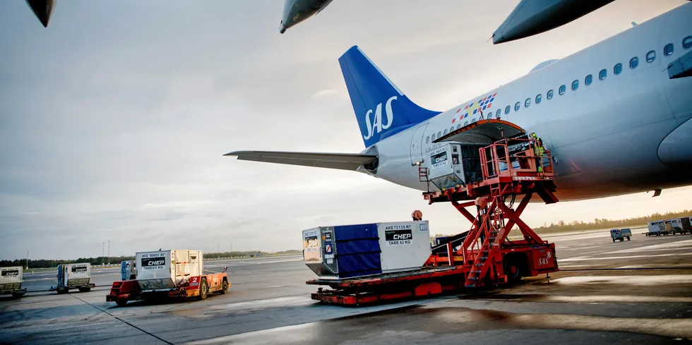 Gardermoen: Et SAS-fly blir lastet med norsk laks som skal til Miami.