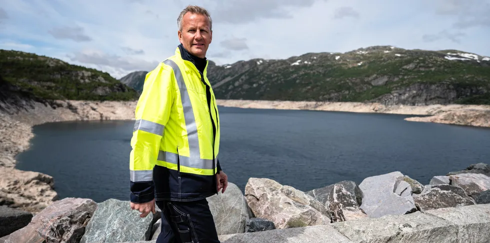 Vatnedalsdammen er en del av Holen-kraftverkene som oppfyller kriteriene for å levere ekstra detaljert informasjon til Statnett og NVE fram til neste sommer. Anders Gaudestad, Konserndirektør for kraftforvaltning i Agder Energi viste fram magasinet for Europowers søsteravis Dagens Næringsliv tidligere i sommer.