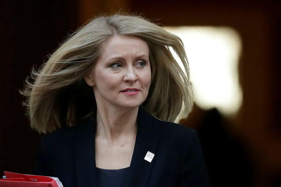 Arbeidsminister Esther McVey trekker seg fra regjeringen.