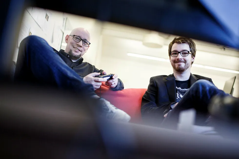 Rune Fjeld Olsen og Karl-Martin Hogsnes er spillanmeldere i Level Up. Når DN møter dem gjør de en anmeldelse av PlayStation-klassikeren Jak and Daxter fra 2001, som nylig ble oppdatert og utgitt til PS4. Foto: Nicklas Knudsen