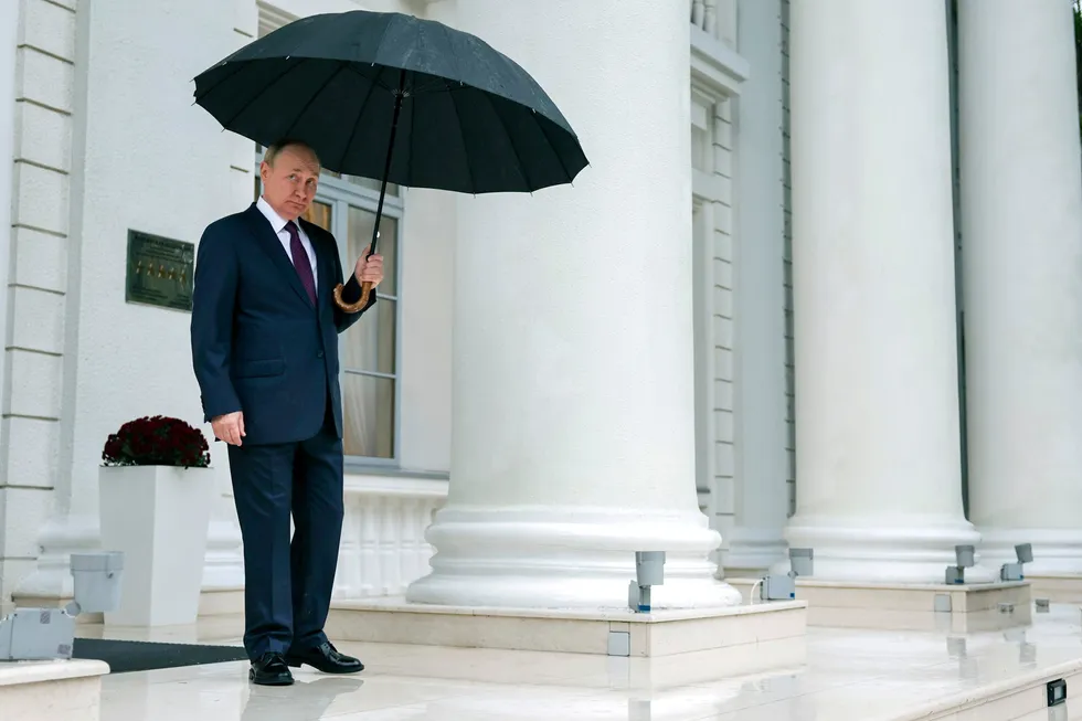 President Vladimir Putin venter på Armenias leder i Sotsji mandag.