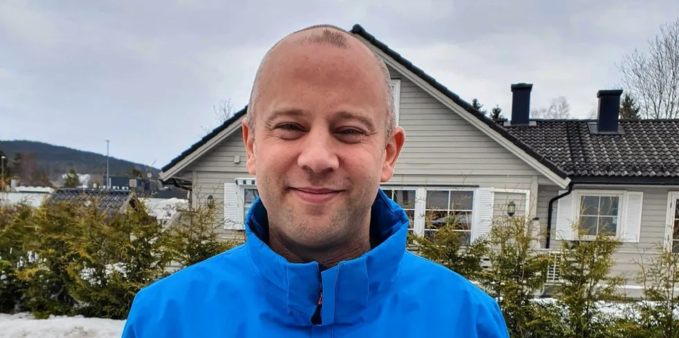 – Hvis du bestiller fastpris, gjør man det fordi man vil ha trygghet og forutsigbarhet, ikke for at et strømselskap skal sende deg et ubehagelig e-post om konkurs, sier strøminfluenser Mathias Nilsson.