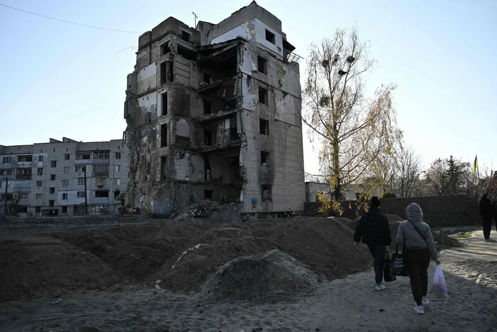 Ukrainere som får kompensasjon for eiendommer skadet av russiske angrep, får et bankkort som kun kan brukes til kjøp av godkjente materialer for reparasjon.