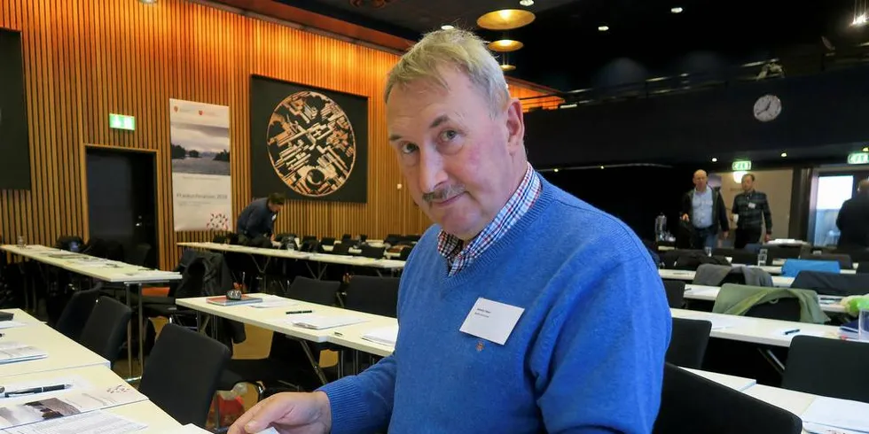 GAMLE BEKYMRINGSMELDINGER: Sammy Olsen, fisker og SP politiker i Bømlo kommune i Hordaland, blar gjennom gamle dokumenter som viser at fiskerne sendte bekymringsmeldinger om lakselusmiddel allerede i 1985.Foto: Kjersti Sandvik