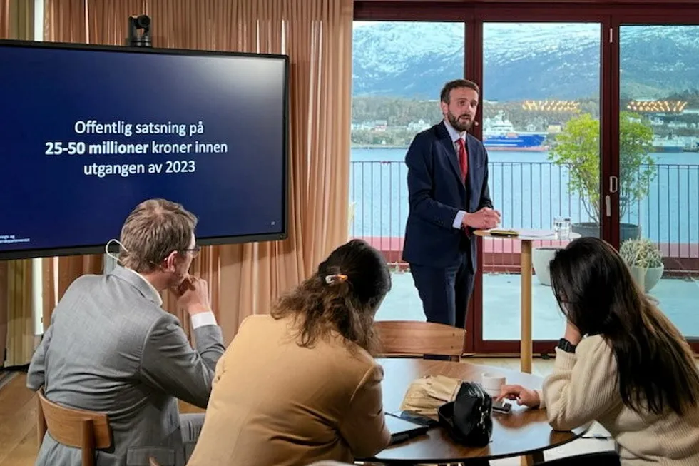 Næringsminister Jan Christian Vestre under pressekonferansen i Ålesund.