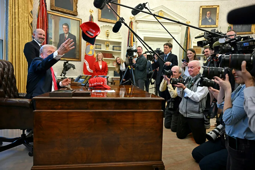 President Donald Trump kastet en ny cap ut i rommet med påskriften «Trump Was Right About Everything» på tirsdag.