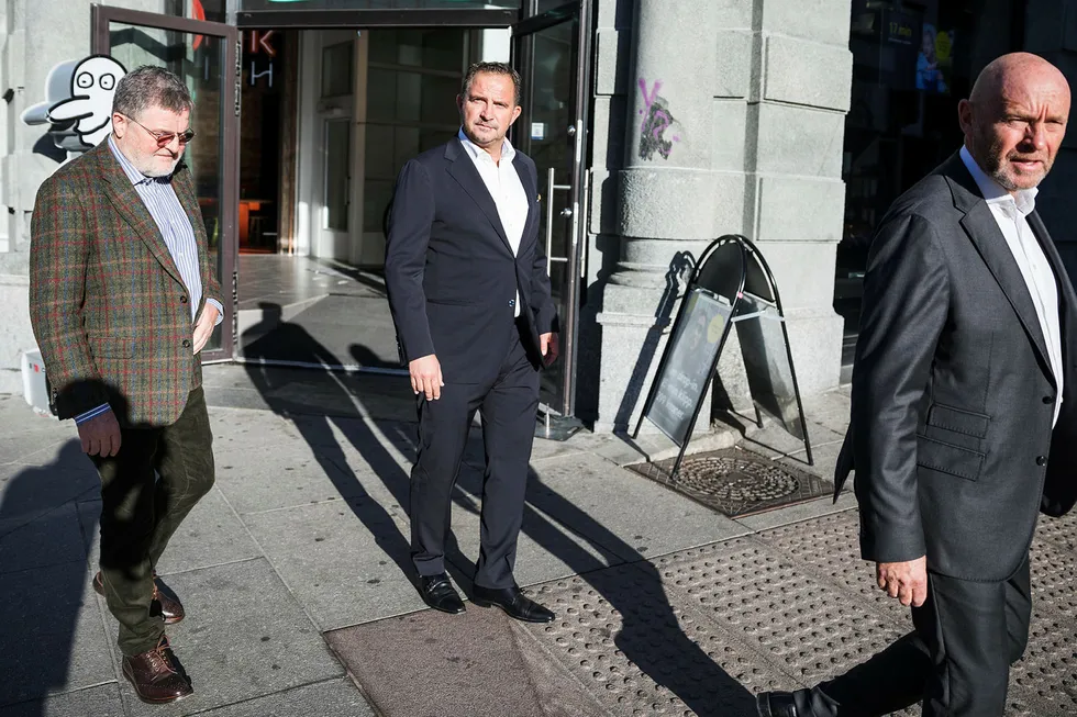 Mads Jacobsen (i midten) avdramatiserer det store underskuddet i hotellselskapet Belvar. Her sammen med Asmund Haare (til venstre) og Rune Firing i fjor høst da det ble kjent at Belvar slår seg sammen med First Hotels.