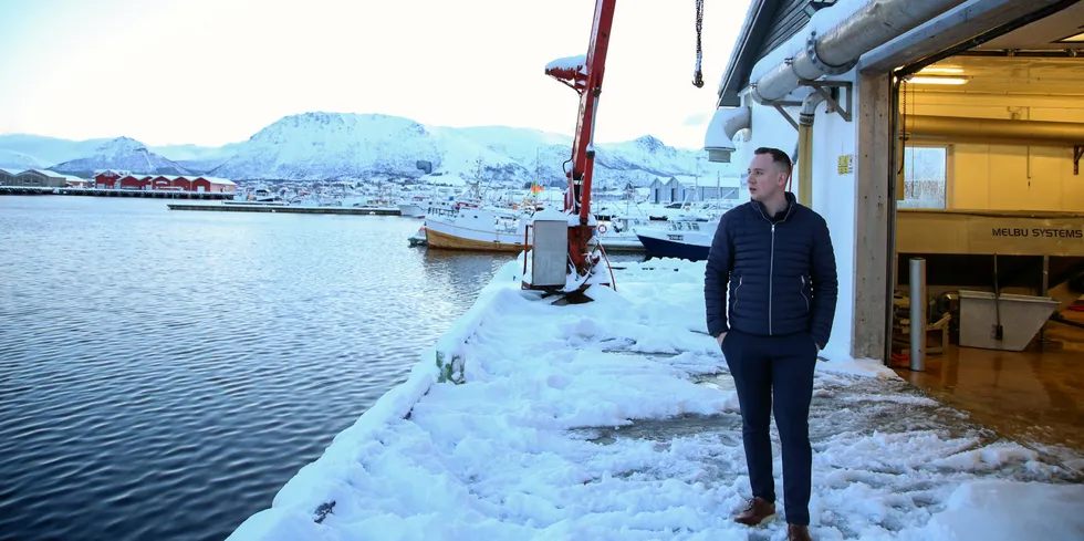 Vesterålen Havbruk. Bildet er tatt på Vesterålen Havbruk Produksjonslag i Myre havn november 2021. Daglig leder Sondre Mortensen står på kaia.