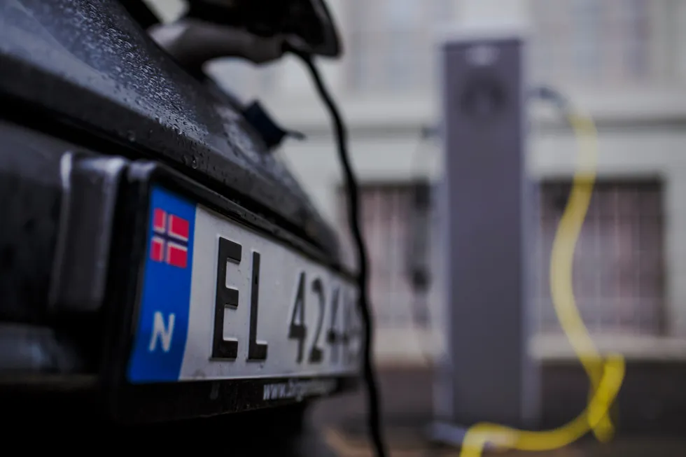 Kjører du elbil i Norge med batterier produsert i Asia, må du ha kjørt 30-50.000 km før utslippen over livssyklusen er bedre enn for en dieselbil, ifølge skribentene.