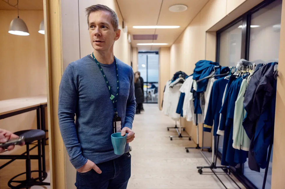 Kenneth Utsikt, leder for kabinpersonalet i Flyr, har gjennom 20 år blitt overtallig i SAS, Norwegian og senest Flyr. Nå skal han ha en tenkepause for å se om han vil jobbe videre i bransjen. – Men det er noe helt spesielt med denne bransjen, sier han.