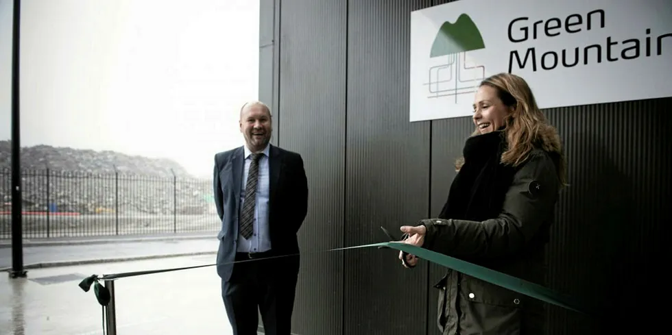 Administrerende direktør i Green Mountain, Tor Kristian Gyland, er glad for at regjeringen både legger til rette for og tror på ytterligere i vekst datasentre. Her med distrikts- og digitaliseringsminister, Linda Hofstad Helleland, under åpningen av dere nye datasenteret i Enebakk torsdag.