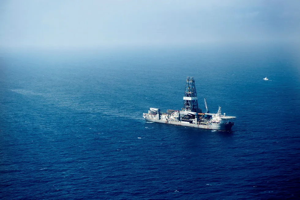 Avbildet er en av Transoceans andre leterigger. Discoverer Americas er leid in av Statoil for å bore etter gass 10 km ut fra kysten til Dar es Salaam i Tanzania. Foto: Hampus Lundgren