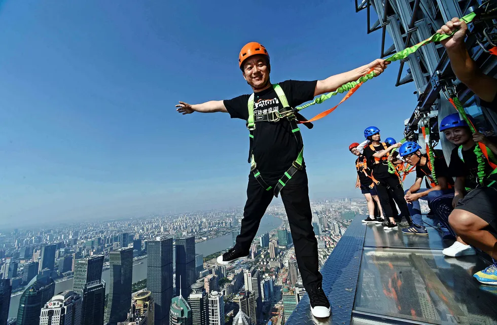 I Shanghai, en av byene der turisme oppleves som mest påtrengende, frister det kanskje mest med en høytsvevende spasertur i 88. etasje i Jinmao Tower. Foto: STR/AFP/NTB Scanpix