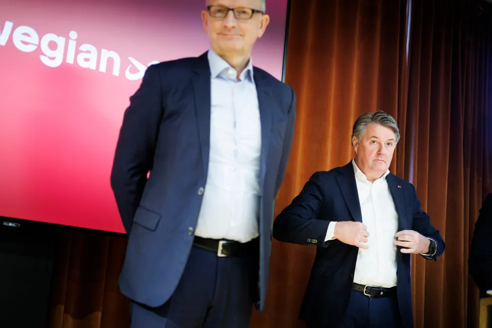 Norwegian-sjef Geir Karlsen (fra høyre) og finansdirektør Hans-Jørgen Wibstad meisler ut en plan for å dele ut milliarder til aksjonærene før staten nødvendigvis er helt ute av milliardlån.