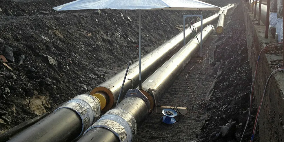 KONTRAKTER: Pro-Pipe har fått en rekke kontrakter i Norge den siste tiden. Her fører selskapet en DN 250 fjernvarmeledning til industribygg på Herøya i Porsgrunn.