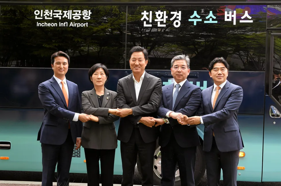 Deal signatories pose for a photo in front of a Hyundai hydrogen bus in Seoul. From left: SK E&S CEO Choo Hyung-wook, environment minister Han Hwa-jin, Seoul Mayor Oh Se-hoon, Hyundai president Jang Jae-hoon, and T-map Mobility president Lee Jong-ho.
