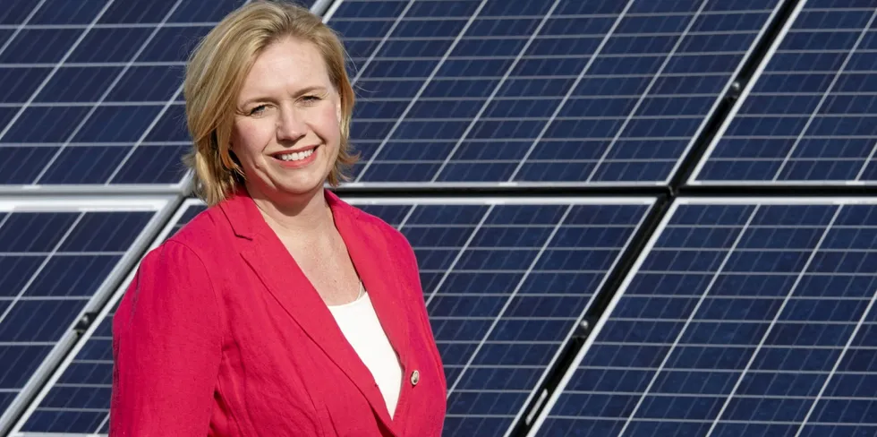Daglig leder i Solenergiklyngen, Trine Kopstad Berentsen, sier regelverket for energiproduksjon er tilpasset vannkraften på 70-tallet.