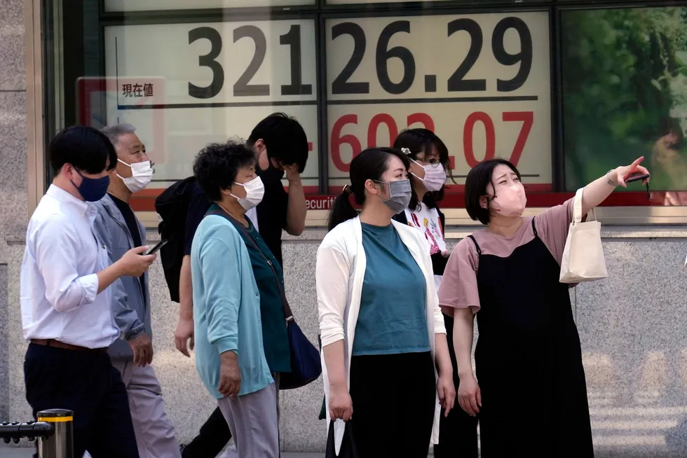 Nikkei-indeksen ved Tokyo-børsen fortsetter oppgangen. Internasjonale finansinstitusjoner anbefaler asiatiske børser det neste året. Kina-børsene ventes å stige med over 30 prosent frem til neste sommer, ifølge prognoser.