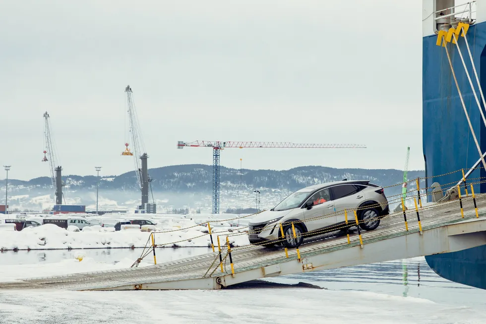 Siste lossing av elbiler i 2022 før avgiftshopp på Drammen havn dagen før nyttårsaften. Her ruller en Nissan Ariya.