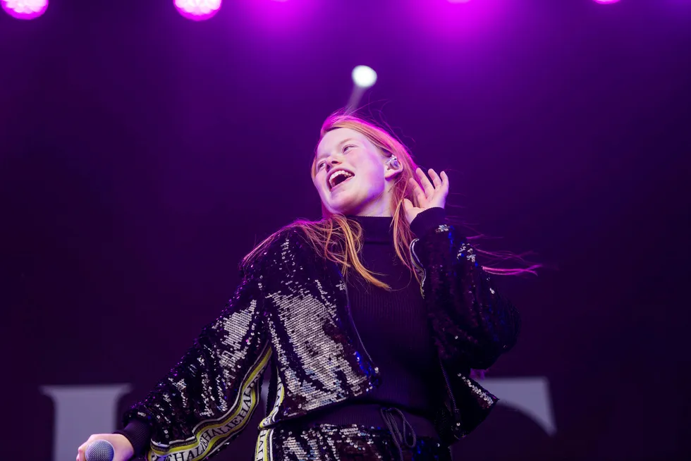 Hannah Emilie Grung eller Halie, håper å imponere talentspeidere under Øya-opptredenen sin. Manager Lennea Lyssand bruker bransjeprogrammet Øya International til å knytte kontakter som kan være nyttig når Halie med tiden skal lanseres internasjonalt.
