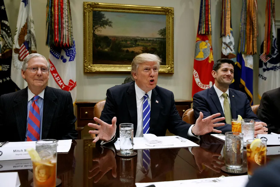President Donald Trump har gått på nok et politisk nederlag. Men USA-ekspert Svein Melby gir senatsleder Mitch McConnell (til venstre) og Paul Ryan (til høyre), republikanernes leder i Representantenes hus, hovedansvaret for at forslaget om ny helsereform kollapset. Foto: Evan Vucci/AP/NTB Scanpix