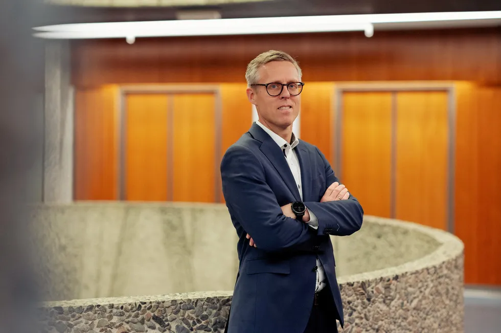 Kristian Markegård, direktør i tilsyns- og beredskapsavdelingen i NVE, ønsker å unngå uklarhetene som har hersket i forbindelse med tilsyn av vindkraft på land. Han har derfor gått opp linjene med andre etater som skal regulere havvind sammen med NVE.