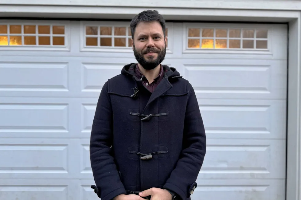 Øyvind Andreas Eide foran hovedinngangen til Aedil; en garasjedør i Bergen. Foreløpig er hovedkontoret oppe på hemsen i garasjen. Det kan endre seg etter at Nato støttet selskapet med 100 000 euro.