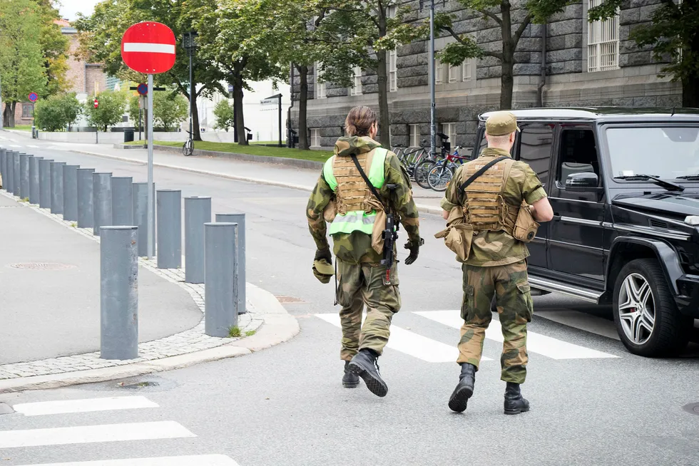 En statsråd har ingen forutsetning for å vurdere om en militær anbefaling faktisk er så saklig og faglig velbegrunnet som en skolert offiser kan få det til å lyde. Er rådet det best mulige ut fra et faglig skjønn, eller krisemaksimerer vedkommende militære sjef for å presse mer penger ut av regjeringen? skriver artikkelforfatteren.