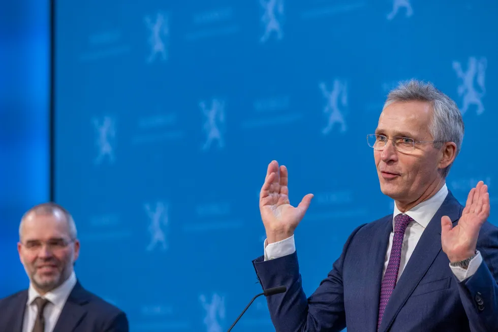 Finansminister Jens Stoltenberg fikk torsdag en rapport fra Ragnar Torvik og resten av Finanspolitikkutvalget.