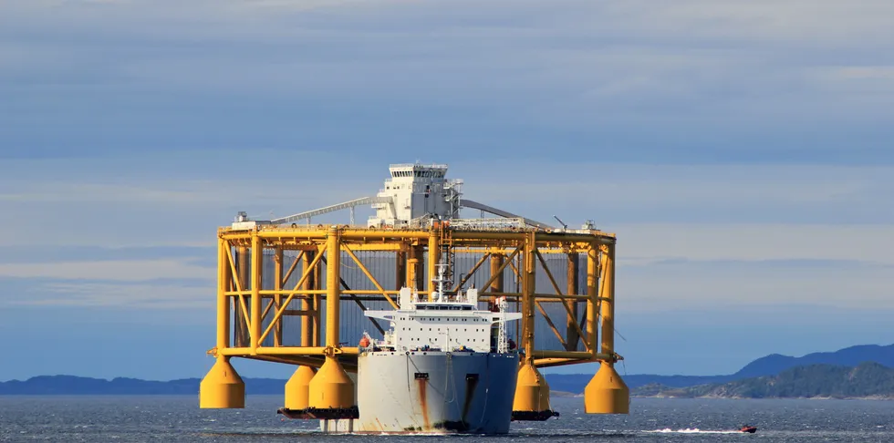 The world's first offshore unit for salmon farming is transported from the its origial location to central Norway's Verdal municipality using vessels from Norwegian shipping company Solstad Offshore.