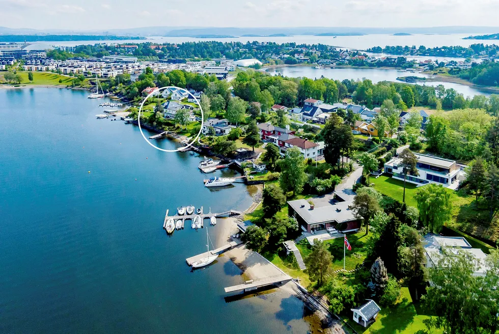 Langoddveien 63 med egen sandstrand og to brygger i forgrunnen er til salgs for 85 millioner kroner, mens Langoddveien 45 fire hus bortenfor (i sirkelen) nylig ble omsatt for 60 millioner kroner.