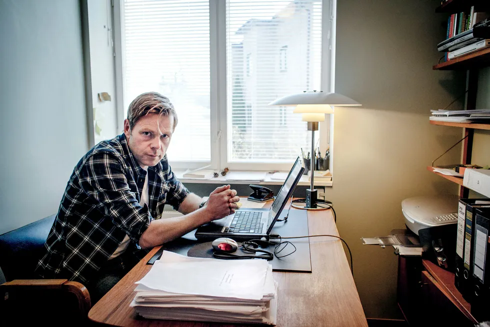 Forfatter Henrik Langeland fikk i 2014 i oppdrag å skrive historien om Aker. Etter å ha havnet på kant med Langeland og forlaget hans, la Aker like godt ut jubileumsboken gratis på sin egen hjemmeside i forrige uke. Foto: Adrian Øhrn Johansen