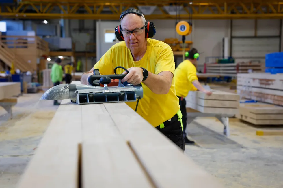 Operatør Arnfinn Ellefsæter i Moelven Industrier høvler et limtreprodukt. Selv om høvling stort sett gjøres maskinelt må man noen ganger gå over produktet for å få et perfekt resultat.
