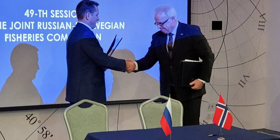 Det norsk-russiske fiskerisamarbeidet nærmer seg 50 år. Her ved forhandlingslederne Ilya Shestakov og Morten Berg etter den 49. sesjon i den blandete norsk-russiske fiskerikommisjon i 2019.