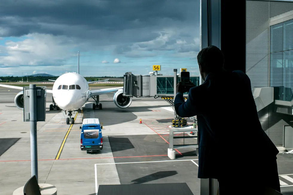 Norse Atlantic Airways og Bjørn Tore Larsen (med ryggen til) hadde første avgang til New York i juni i fjor.