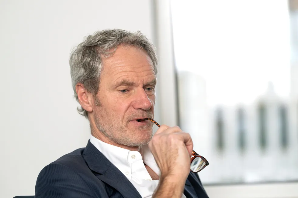 Investor og tidligere meglersjef Anders Onarheim lar både Høyre og dagens regjeringspartier få høre det.