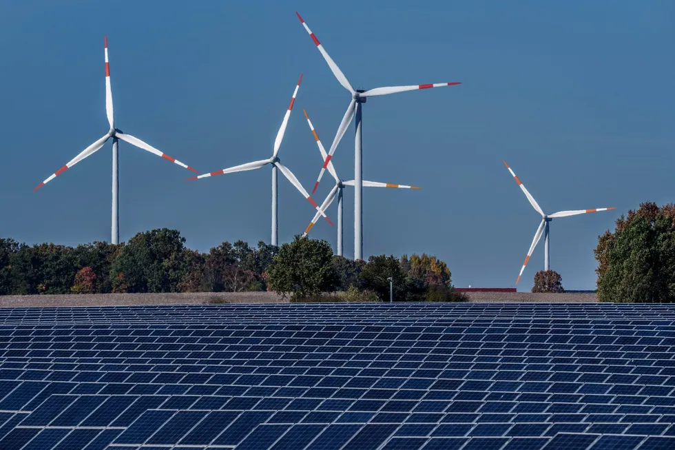 Tyskland har satset stort på vind og sol, men har samtidig vært en propp i det europeiske energisystemet. Men nå bygges det også gigantiske batterier for å kunne lagre energien.
