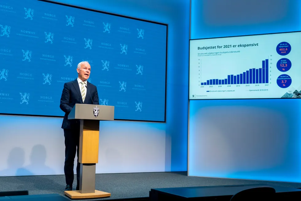 Gjør nye, store uttak fra Oljefondet: finansminister Jan Tore Sanner, som her presenterer revidert nasjonalbudsjett under en pressekonferanse tirsdag.