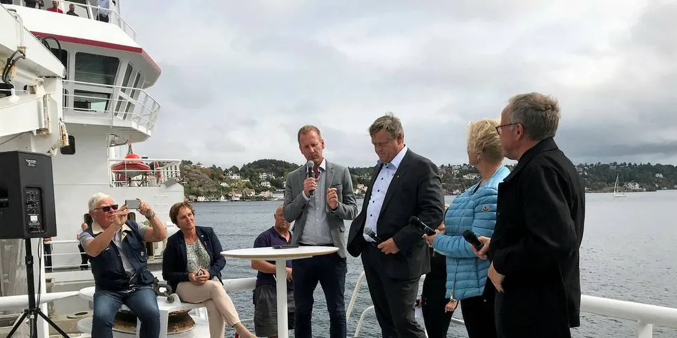 OM BORD «BRENNHOLM»: Moderator Erik Bergesen (t.v.) i prat med fiskeriminister Harald Tom Nesvik (Frp) (t.v.), Thorild Widvey, tidligere statssekretær i Fiskeridepartementet, olje- og energiminister og kulturminister, samt Lars Peder Brekk, tidligere fiskeriminister.Foto: Kjersti Sandvik