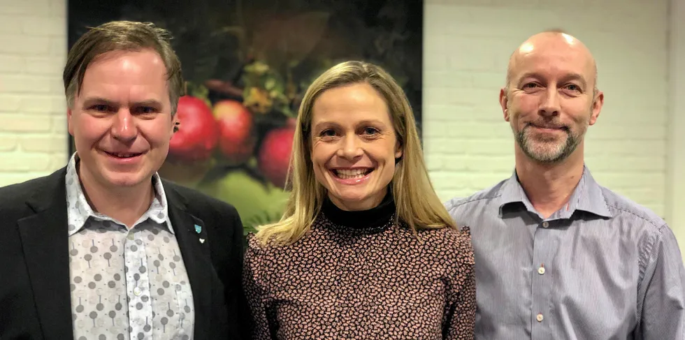 Ordfører Alfred Bjørlo (til venstre), styreleder i Plug Ingrid Velken og Arild Åshamar fra SeaWalk Nordfjordeid har store forventninger til den nye landstrømløsningen.